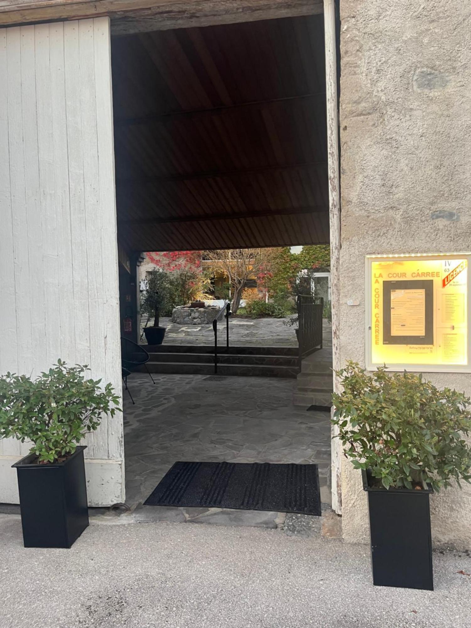 La Cour Carree Hotel Perrier Exterior photo