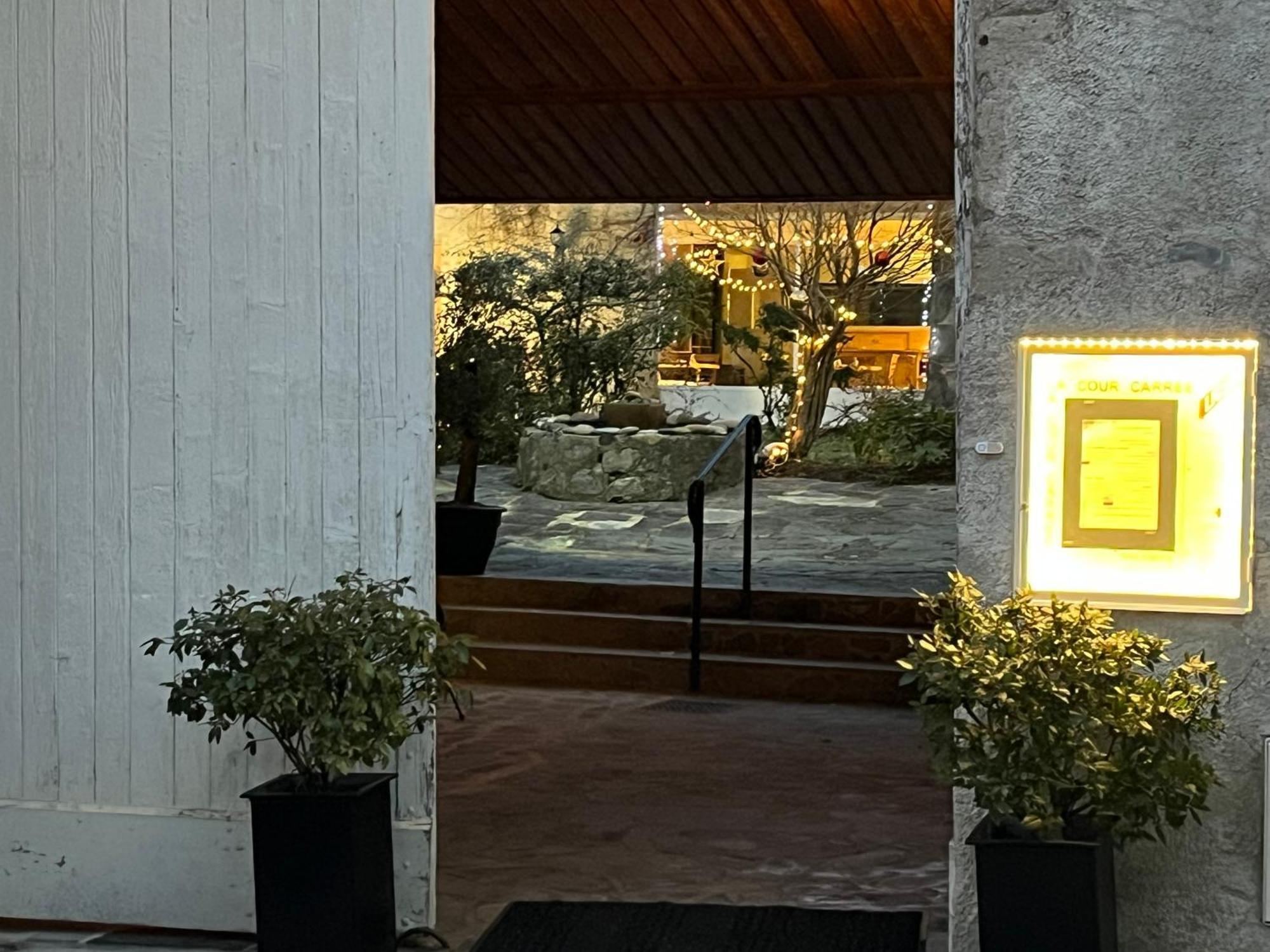 La Cour Carree Hotel Perrier Exterior photo