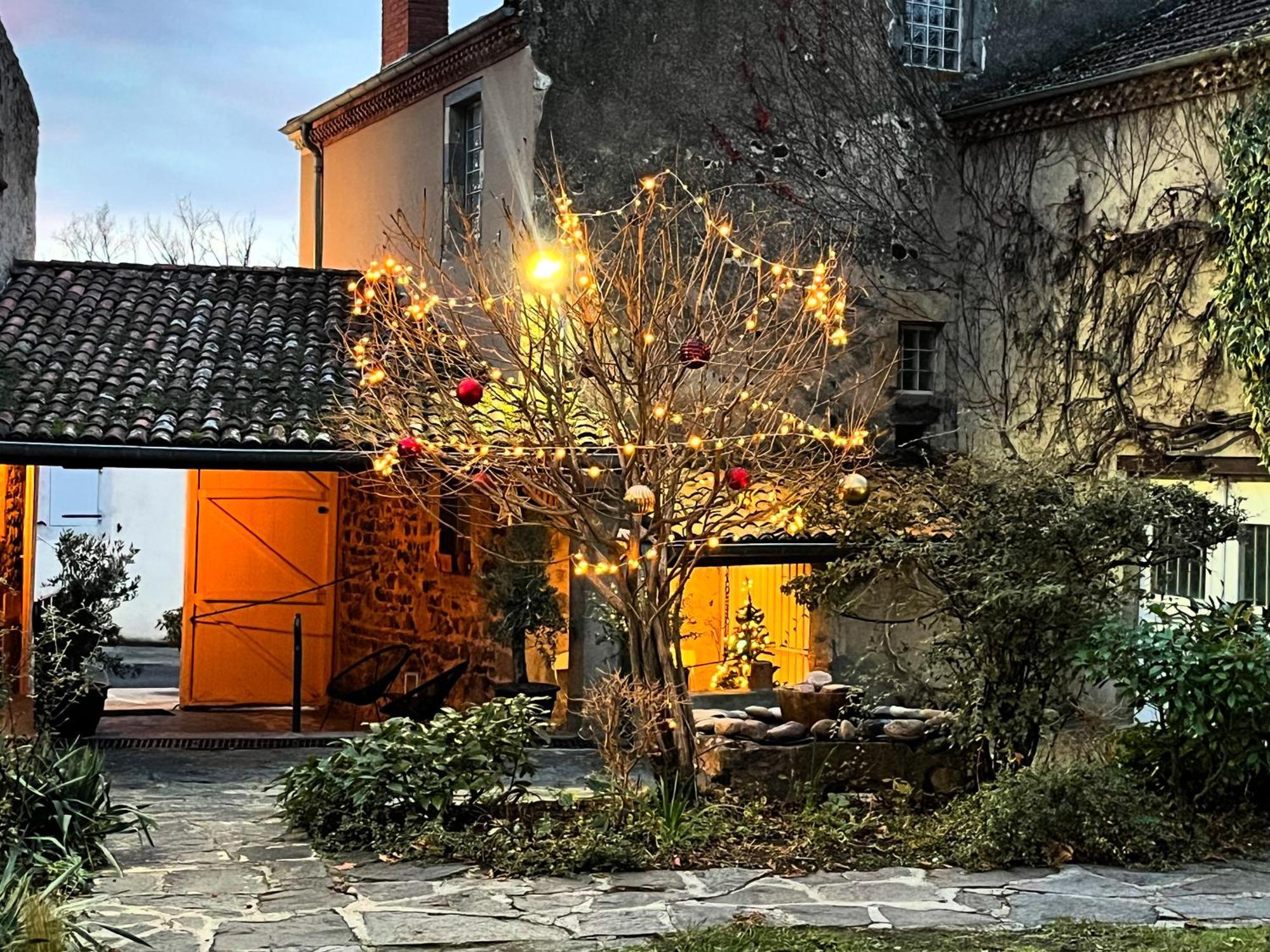 La Cour Carree Hotel Perrier Exterior photo
